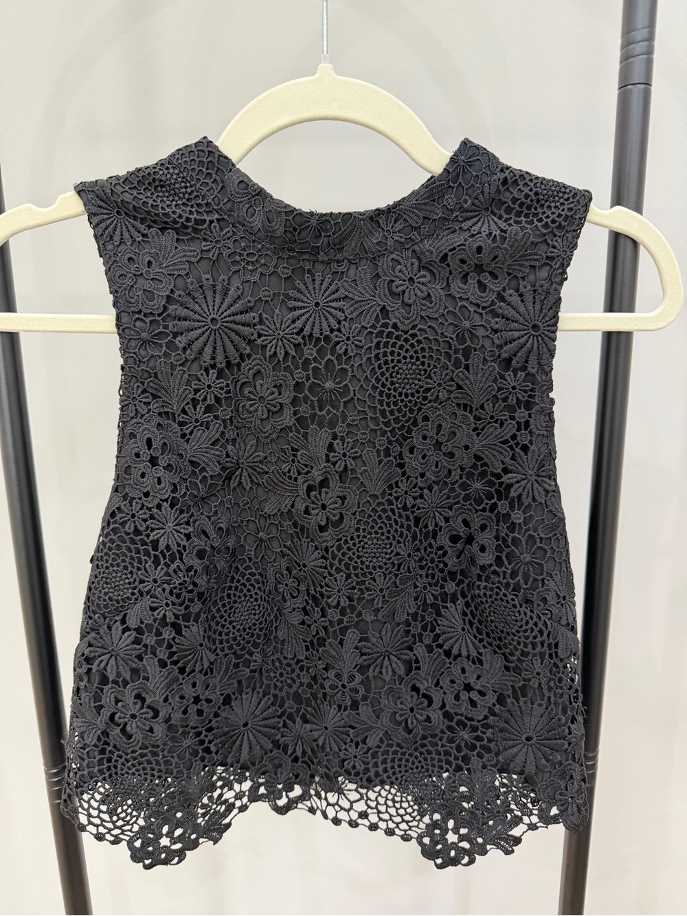 Forever New Black Floral Crochet Lace Sleeveless Crop Top